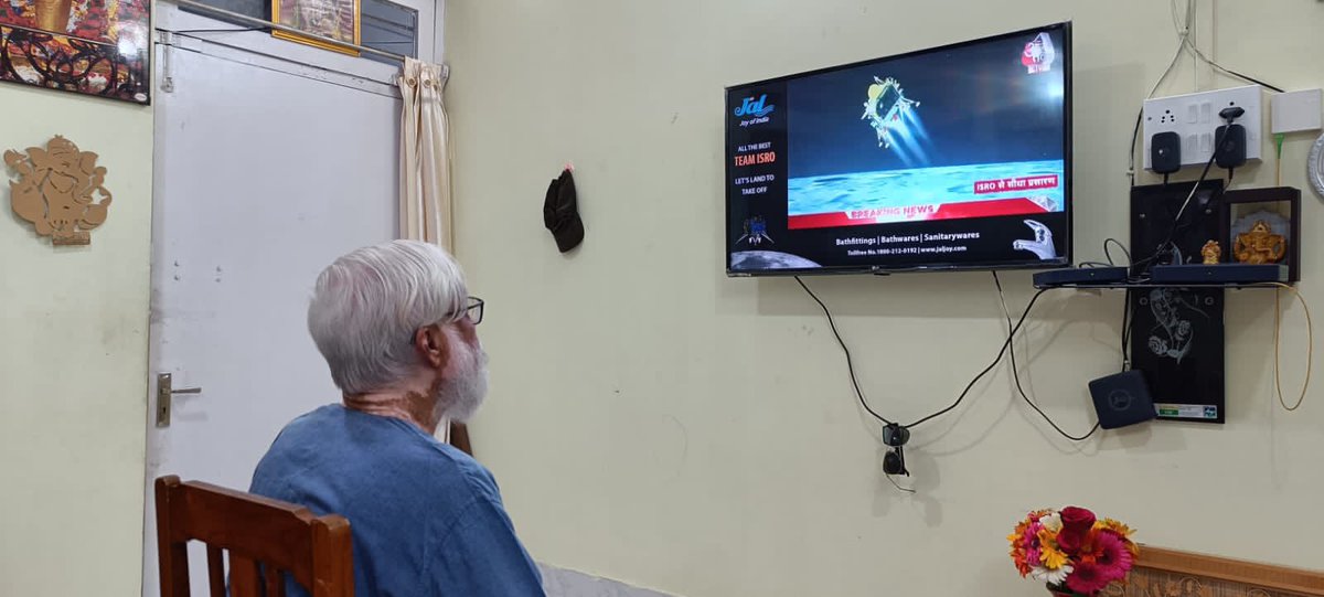 voiceofratan's tweet photo. I am very thankful to our Prime Minister Narendra Modiji for greeting all the scientists in such a beautiful way and also for placing our India's name in the history pages in golden letters.
#SuccessfulChandrayaan3
#BharatMataKiJai
#CongratulationsTeamISRO
#ProudToBeIndian https://t.co/NMlHu5mc8L
