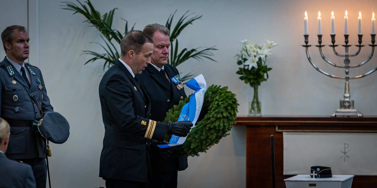 Navyfi's tweet photo. Sankarivainajia Orvo Karvisen hautajaiset Hietaniemessä 23.8.2023. Uudenmaan prikaatin ja rannikkojääkärikillan edustajat osallistuivat tilaisuuteen #uudpr #rannikkojääkäri #rannikkojääkärikilta https://t.co/wzdNzjX56u