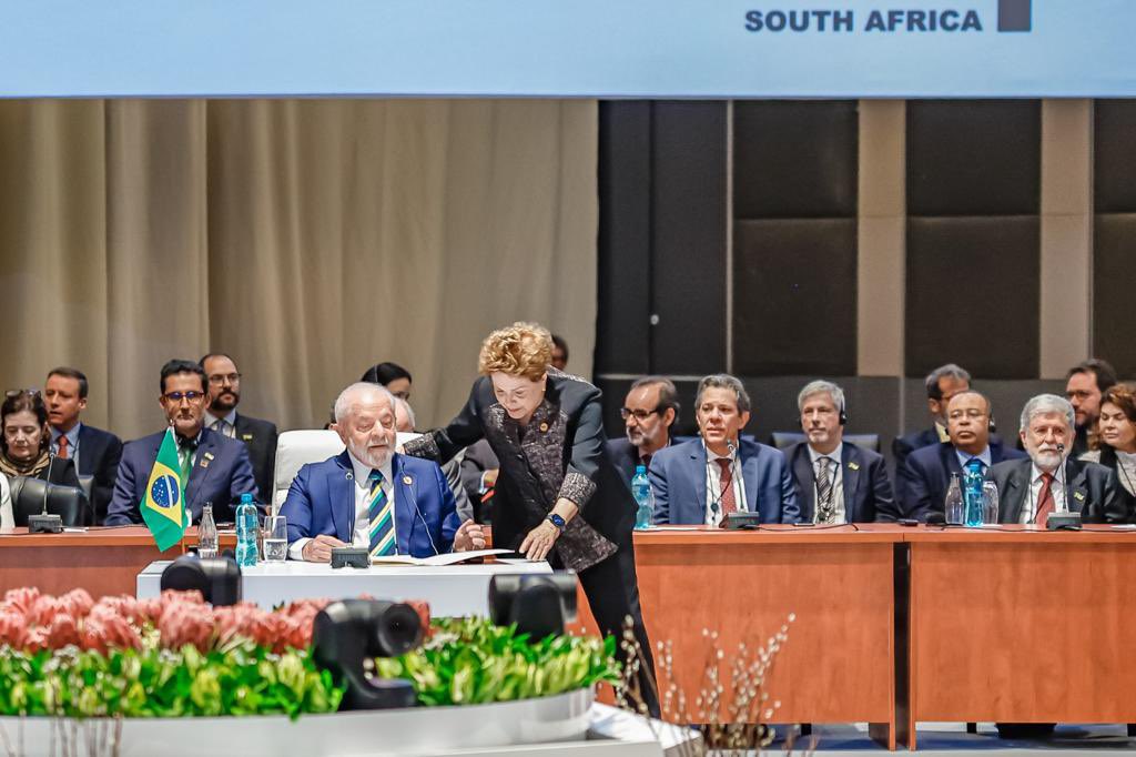 Com <a href="/dilmabr/">Dilma Rousseff</a>, feliz de retornar para uma reunião do Brics depois de 13 anos. 🇧🇷

📸 <a href="/ricardostuckert/">Ricardo Stuckert</a>