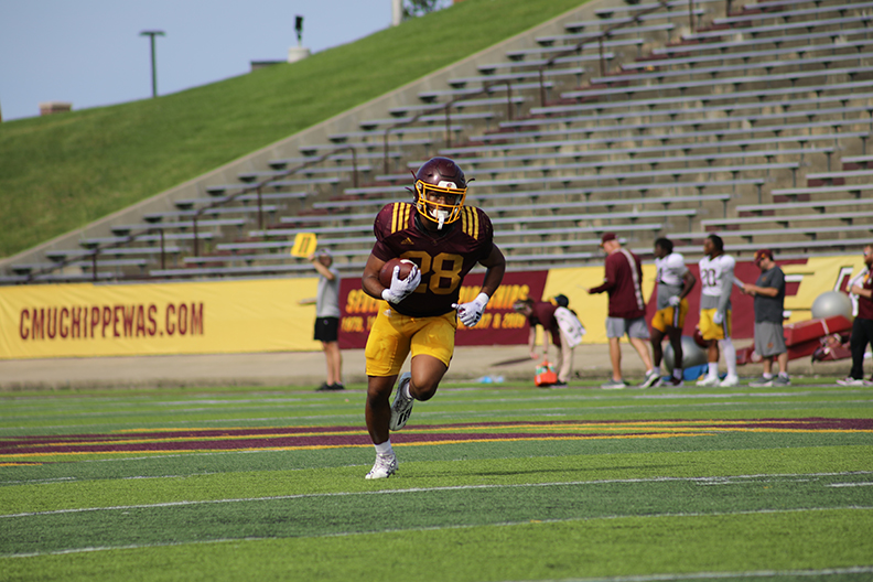 CMU_Football's tweet photo. 📷s from Tuesday afternoon's @CMU_Football practice in the stadium....

Complete 📸gallery: https://t.co/O0oOIN4VAP

 🔥🆙🏈 https://t.co/8iugDasEbs