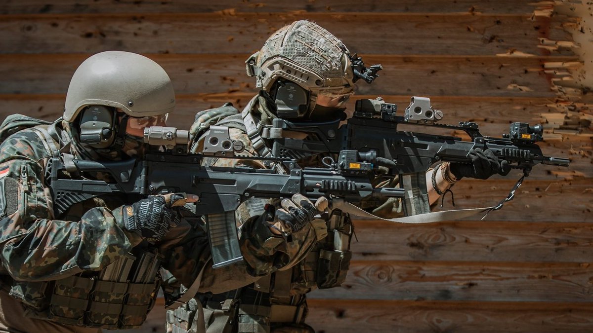 Remnantize's tweet photo. German EGB Fallschirmjäger https://t.co/DrGLzTGBR6