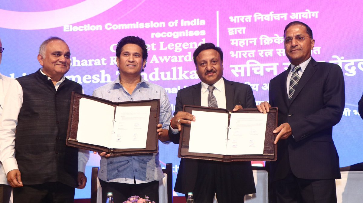 MahaDGIPR's tweet photo. भारतरत्न तसेच दिग्गज क्रिकेटपटू @sachin_rt यांची @ECISVEEP ने नॅशनल आयकॉन म्हणून नियुक्ती केली आहे. पुढील ३ वर्षांसाठी हा सामंजस्य करार करण्यात आला. याप्रसंगी मुख्य निवडणूक आयुक्त राजीव कुमार, निवडणूक आयुक्त अनुपचंद्र पांडे आणि अरुण गोयल यांच्यासह अन्य अधिकारी उपस्थित होते. https://t.co/k0pIQrZOeQ