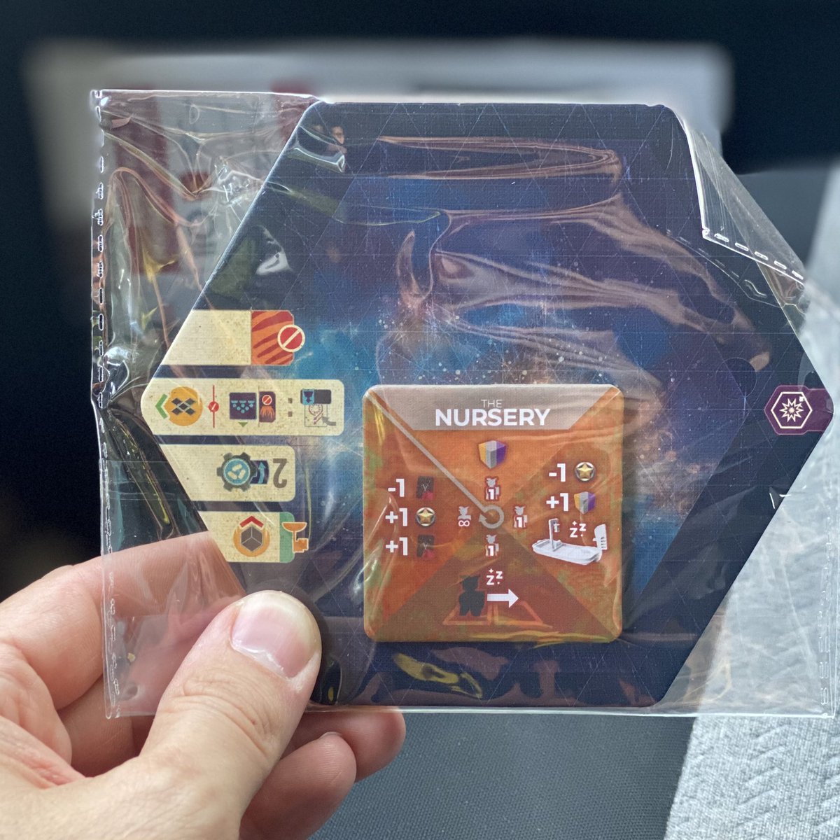 Il nous tarde tellement de recevoir Voidfall de <a href="/MindclashG/">Mindclash Games</a>. Normalement dans quelques semaines les #j2s partent des dépôts. En attendant, la tuile promo est déjà à la maison !