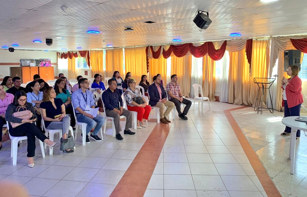 IESS_Manabi's tweet photo. #IESSatuServicio | Servidores del @IESS_Manabi reciben una capacitación de @DEFENSORIAEC sobre la atención oportuna a los adultos mayores y personas que forman parte del grupo prioritario. 👵🏼👴🏼

Ejecutamos acciones en beneficio de los más vulnerables.🤝 https://t.co/TWjWkcoKQA