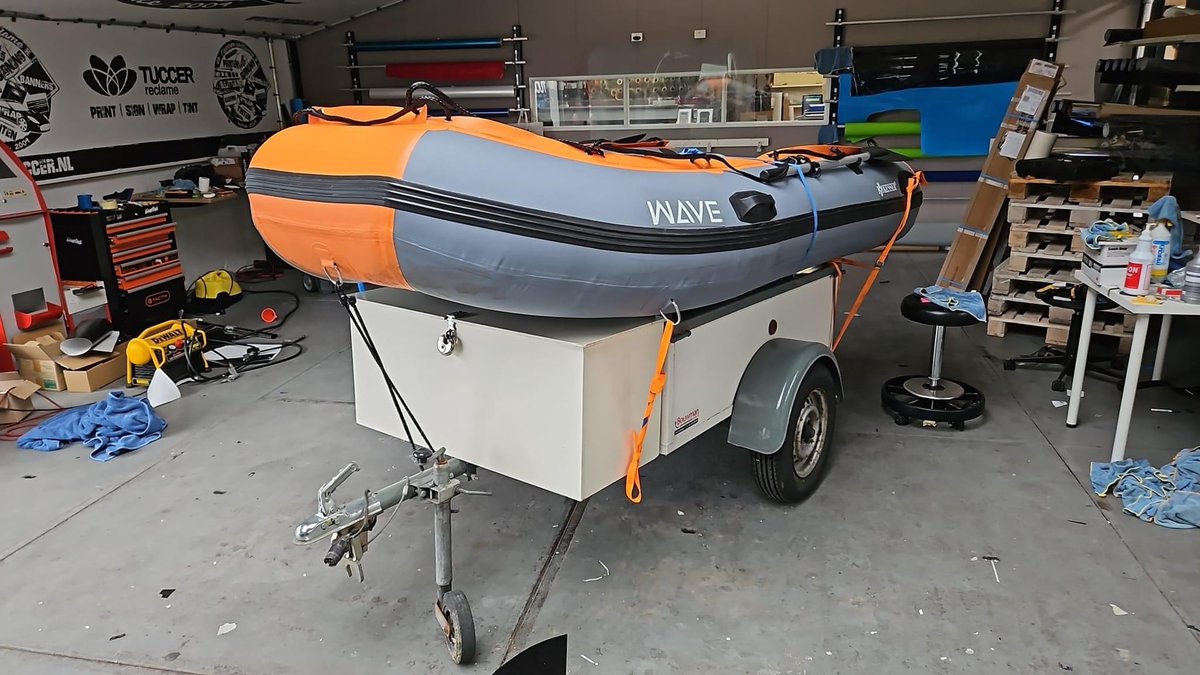assinkbas's tweet photo. Hier volgt een opsporingsbericht: vanmiddag is een aanhanger met boot gestolen vanaf Camping De Roos in Beerze. Kessler boot, Amarew motor. Aanhanger bevat kampeerspullen. Alle tips zijn welkom! Delen ook! Spullen behoren toe aan mijn zusje. Zie foto’s. #opsporingverzocht #beerze https://t.co/vEHVz51OcJ