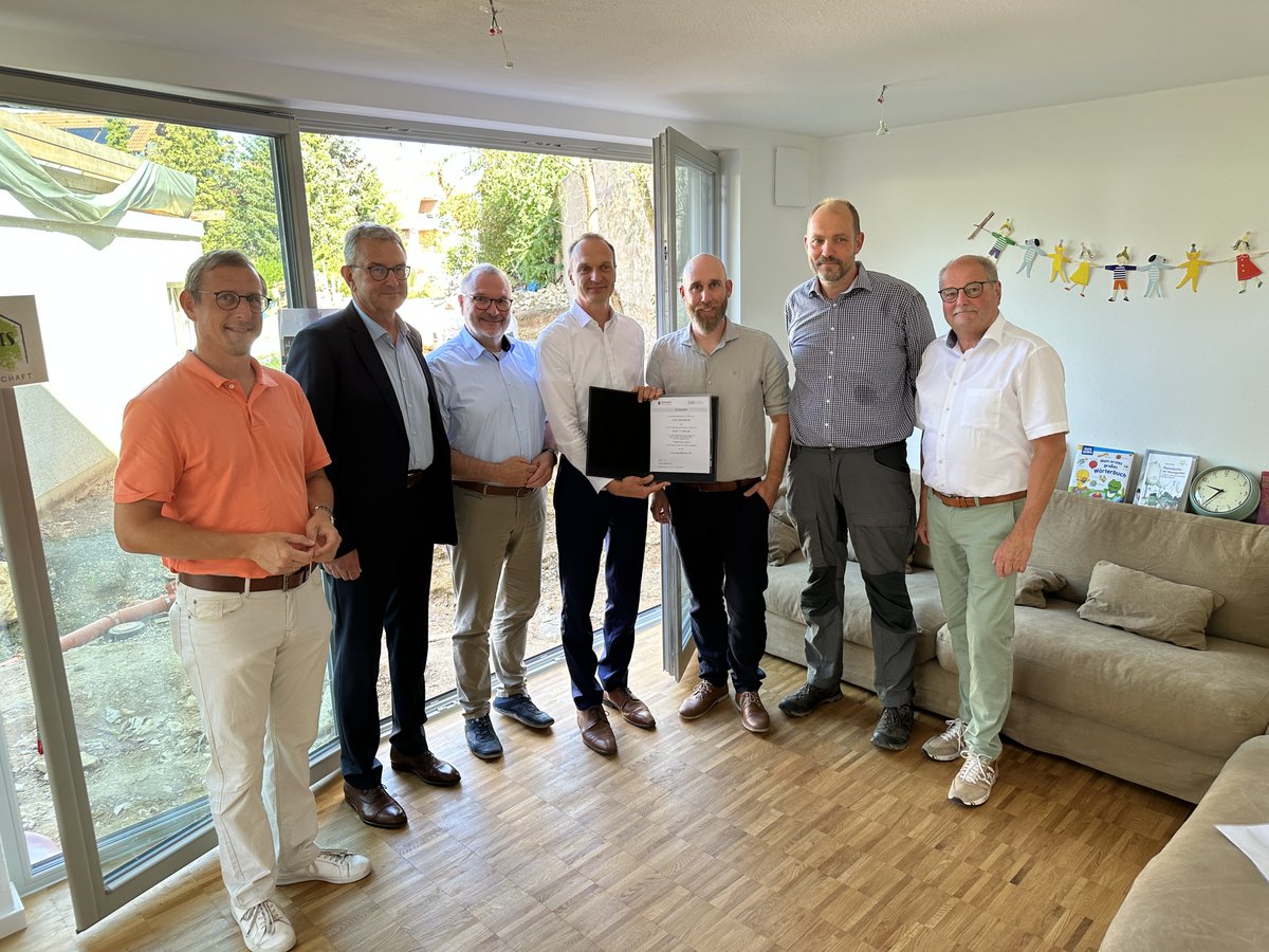 Bezahlbarer und klimagerechter Wohnraum in Wackernheim. #RLP fördert mit 409.000 € Darlehen und 174.000 € Tilgungszuschuss drei Mietwohnungen als Tiny House. <a href="/FM_RLP/">Finanzministerium</a> Staatssekretär Weinberg und ISB-Vorstandssprecher Dexheimer überbrachten den Bescheid.