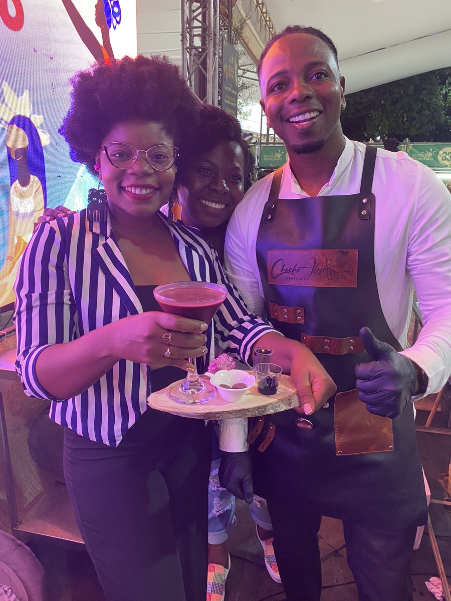 chocoanizando's tweet photo. Fue un honor cerrar el ciclo de diálogos sobre BEBIDAS VIVAS en el @PetronioCO 2023 🙌🏾 Con Sergio Cuero y Audrey Mena hablamos de iniciativas innovadoras alrededor del VICHE - Lenny Ch. + Momentos en IG 👉🏿 https://t.co/S2u0pURbzc Observaciones? 🧵🪡👇🏾 https://t.co/B3URXthjuG