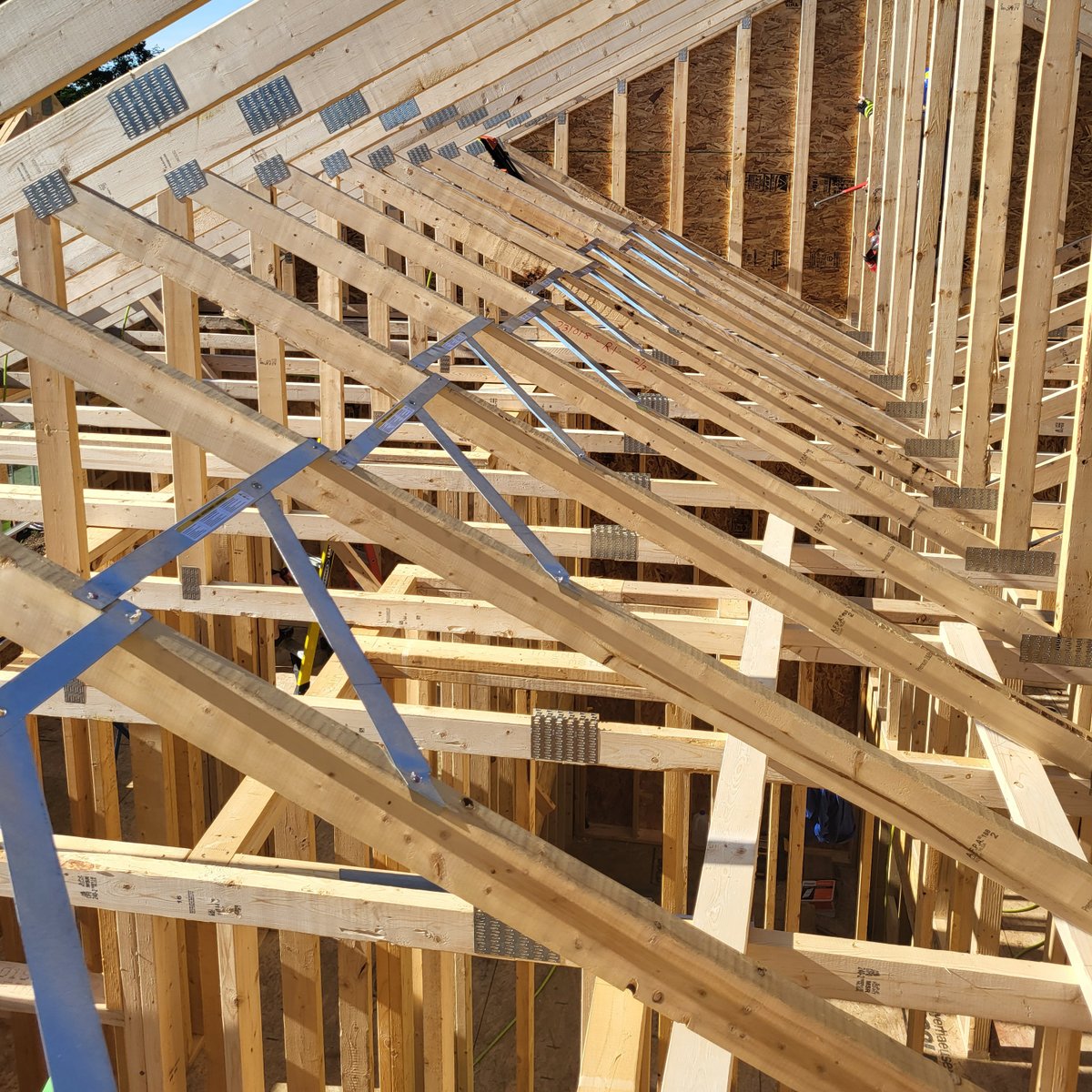 FastenMasterPro's tweet image. &quot;You can definately notice the difference between a traditional fold-out spacer or using wood blocking – they&apos;re amazing.&quot; – Gruett Construction

fastenmaster.com/support/reques…

#FastenMaster #PRODriven #TrussBRACE