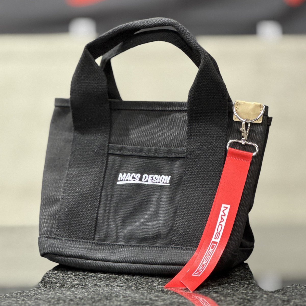 macs_design's tweet photo. 深夜の突然のフォロー＆リツイートキャンペーン第2弾！！！！！

🔴マルチトートバッグ🔴
ネットショップ発売記念と題しまして、

1名様に
マルチトートバッグプレゼントします！
※リボンキーホルダーは8カラーから選べます(画像3枚目)

応募方法
①@macs_design をフォロー
②このツイートをリツイート(リポスト)

※締切 8/31(木)23:59まで
※当選者は後日DMします。

#macsdesign
#マックスデザイン
#マルチトートバッグ 
#フォローRTキャンペーン 
#プレゼント
 #懸賞

※画像2枚目のタンブラー、ケース、タオル等は収納イメージにつき、付属しません。
ご了承ください。

ネット販売はこちら↓↓↓
https://t.co/axb1mDGuKU