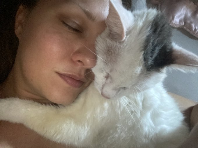 Hug of the day ❤️ https://t.co/jvhy10iYoM