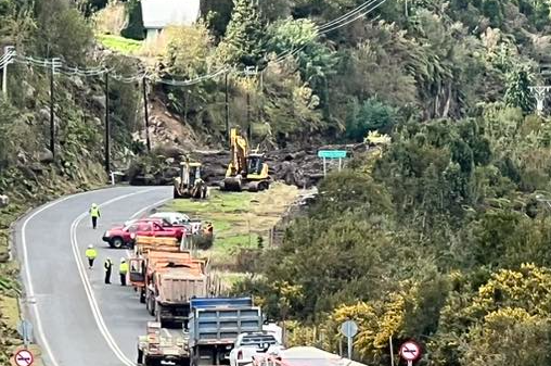 TTILosLagos's tweet photo. 🚧⚠️ #Ruta7: trabajos en km 47, puente #LasToninas tras remoción en masa; alternativa terrestre por Ruta V-69.

En paralelo, y conforme al servicio⛴️continúan viajes directos entre #PuertoMontt (Empormontt) y Caleta Puelche; revisa itinerario programado para mañana 👇 #Hualaihué https://t.co/AGyEOhGDJU