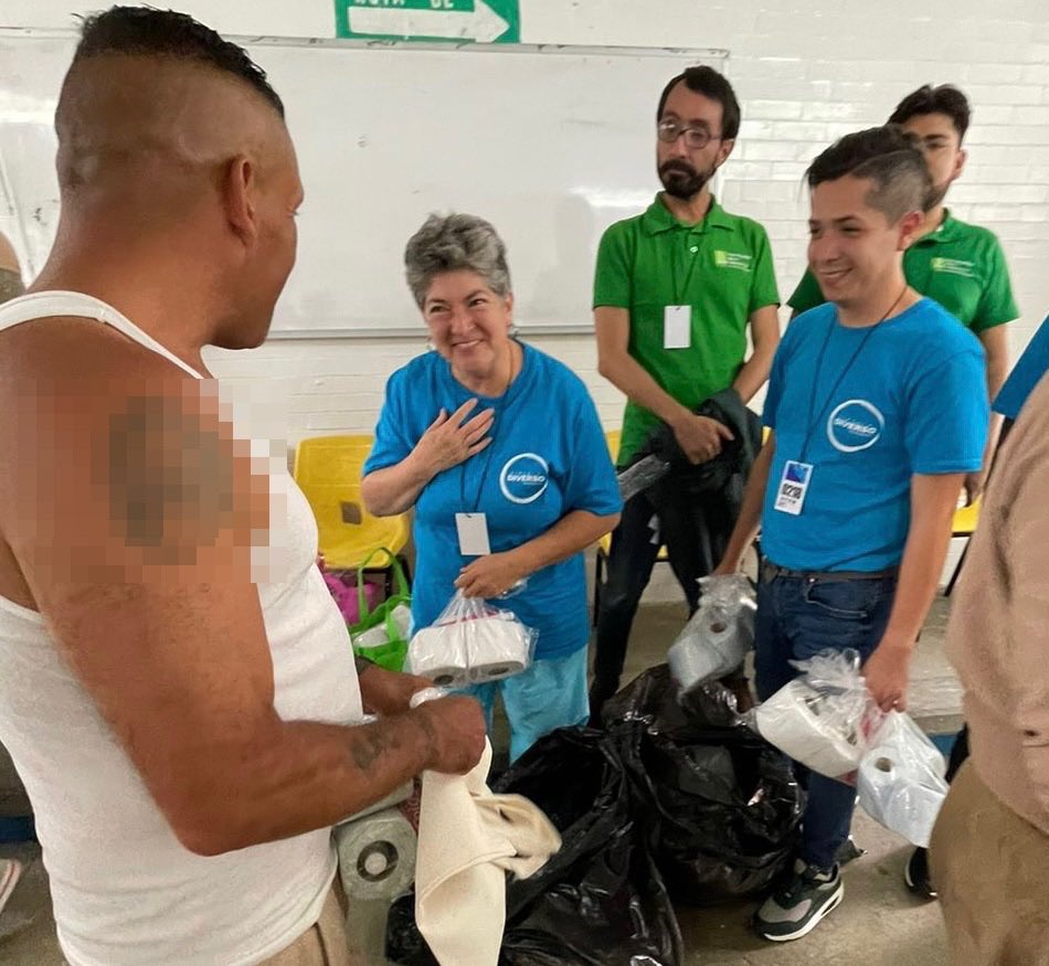 amigosdaniel's tweet photo. ♥️Mil gracias @saskianino por apoyar a @insade_ac  a fin de que @circulolgbt pudiera entregar los insumos de higiene para poblacion #LGBTQI. 
🙌🏼Tu equipo se lució. Gracias @Reinserta.  En breve articularemos algo con ustedes.
¡Segundas Oportunidades son Posibles! https://t.co/GZT2M4XgJo