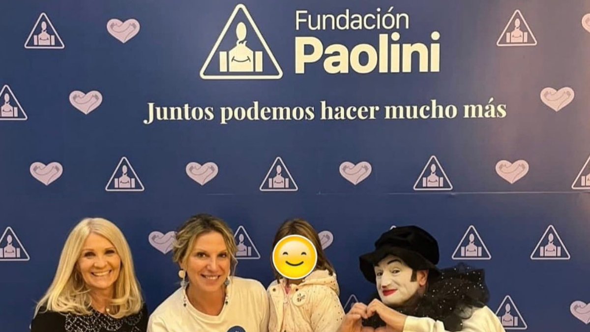 Fund_Paolini's tweet photo. @barbaritafranco21, @miriamlanzoni, @evelynscheidl, @antobonazzola, @yanilatorre, @coradebarbieri, @tartutv, @paulagarciaperiodista @karinaiavicoli, @vilellakarina en el @alveariconhotel con el objetivo de realizar mejoras edilicias en el @hogar.milagros https://t.co/hUAjMrrVyO