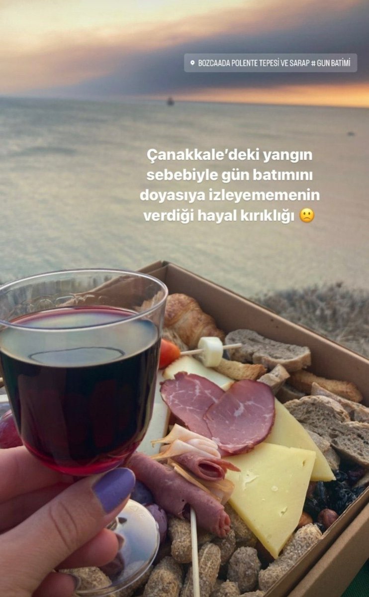 Mahalle yanarken birileri yine saçını tarıyor.