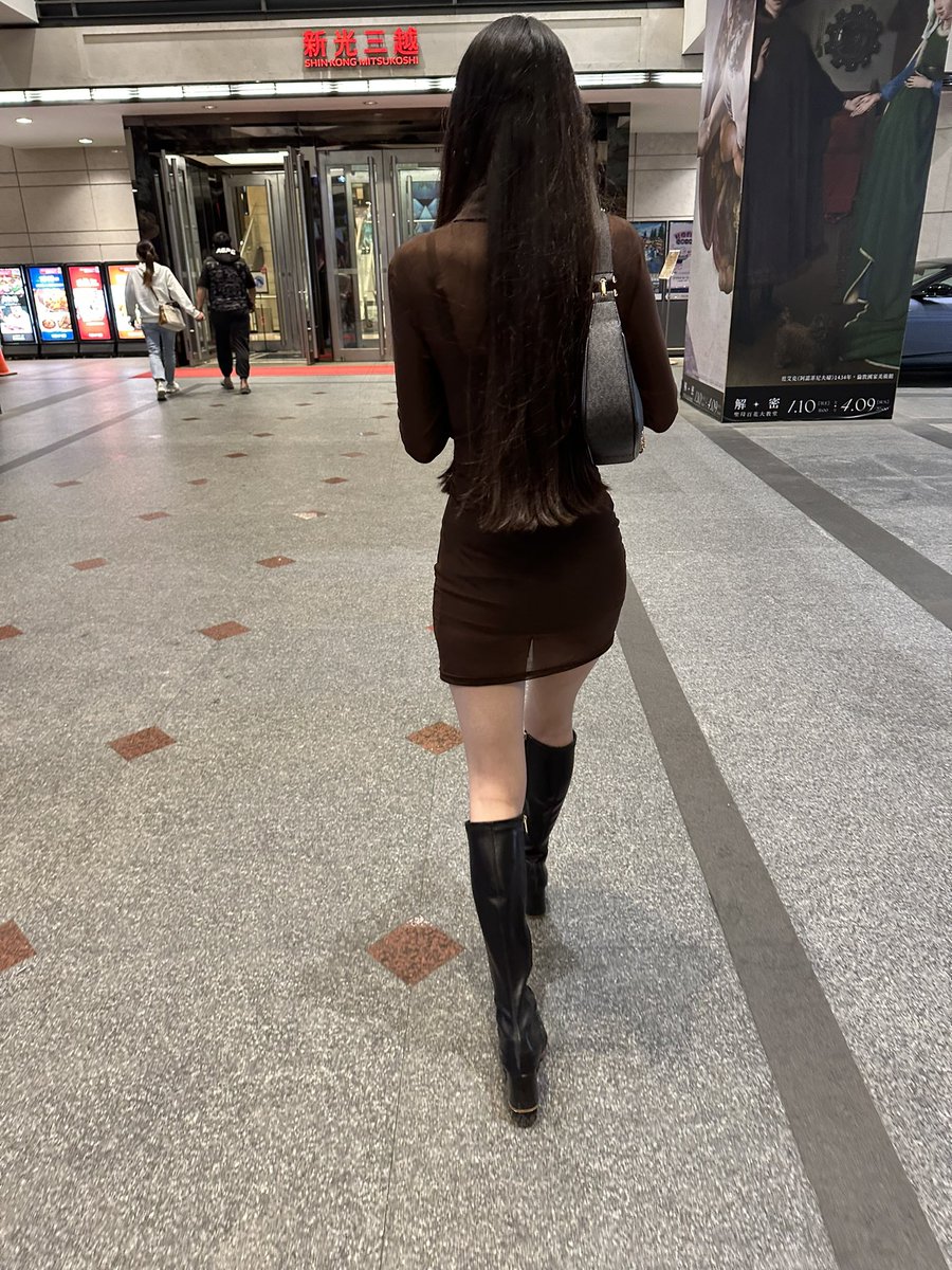 看得出來沒穿內褲嗎😂