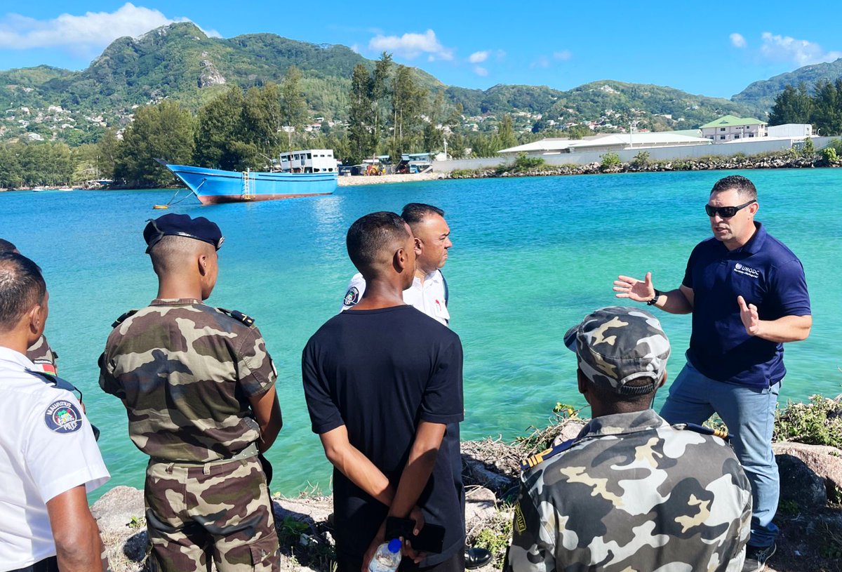 UNODC_BMB's tweet photo. Supported by 🇺🇸@StateINL in 🇸🇨Seychelles, @UNODC_MCP kicks off a regional advanced Visit, Board, Search & Seizure course for personnel from 🇹🇿🇲🇺🇩🇯🇰🇲🇿🇦🇸🇨🇰🇪 🇲🇬 &🇲🇿, co-instructed by national trainers from @SeyDefence & a @SAPoliceService seconded instructor #BorderManagementBranch https://t.co/vWMVkEmeVA