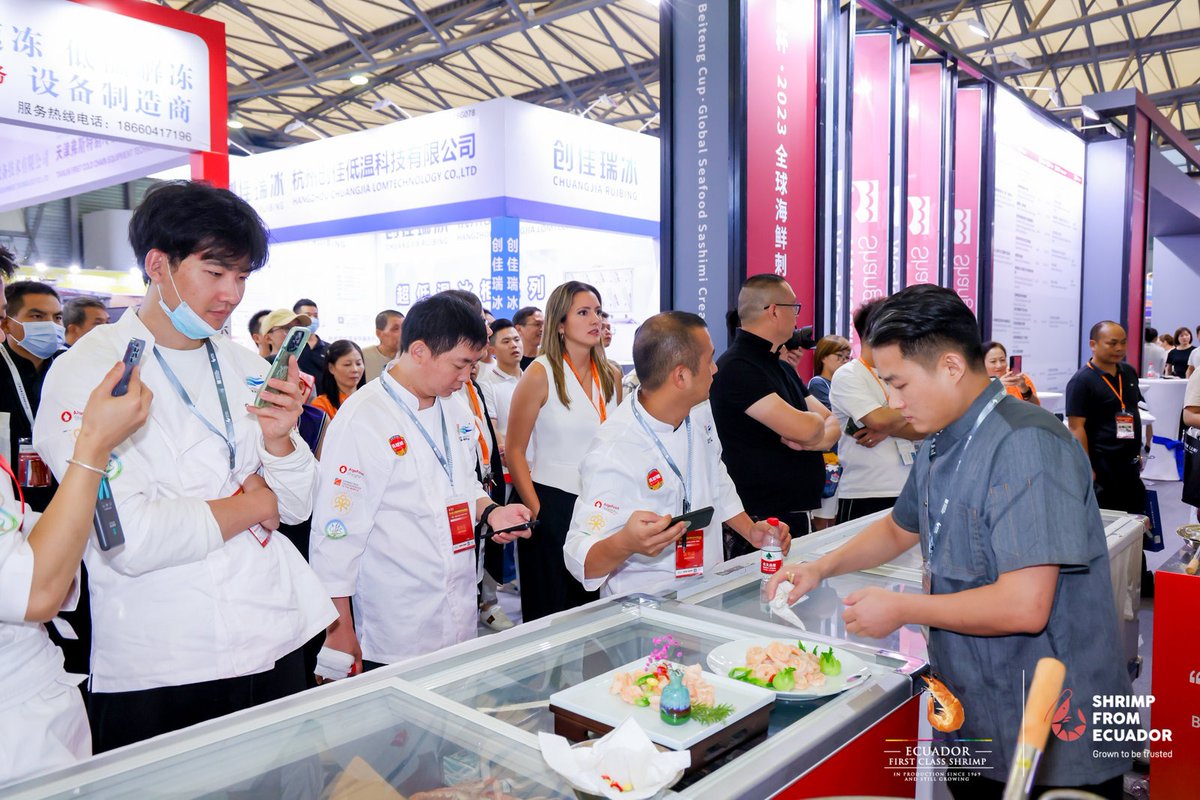 cnaecuador's tweet photo. #CNAinforma RELANZAMIENTO DEL CAMARÓN ECUATORIANO EN CHINA.
Durante la 17ª feria internacional World Seafood Shangai que se realiza en China, 16 empresas camaroneras ecuatorianas participan en un relanzamiento del camarón ecuatoriano. https://t.co/xK29n09BDC