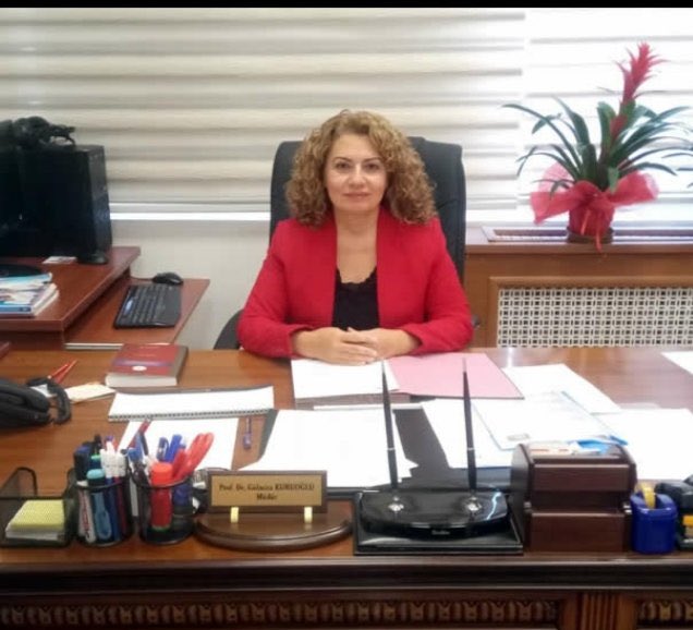 İzmir Dokuz Eylül Üniversitesi Yabancı Diller Yüksekokulu’nda müdür olarak atanan ve  İngilizce bilmeyen Gülmira Kuruoğlu'nun, 17 yıldır kurumda görev yapan İngiliz vatandaşı Nadine Freda Kemp’in iş akdini feshettiiği, 25 yıldır Türkiye’de eğitimci olarak yaşamını sürdüren diğer