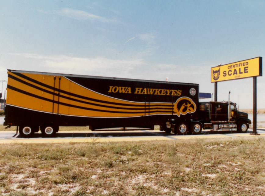 CATScaleCo's tweet photo. This #ThrowbackThursday we're bringing you a photo from 2012 featuring @TheIowaHawkeyes Who else is excited for football season to kick off? ๐โโ๏ธ๐
#CATScale #Trucks #Weigh #Truckers #football #iowahawkeyes #WeighMyTruckapp https://t.co/QKUQHFwBMC