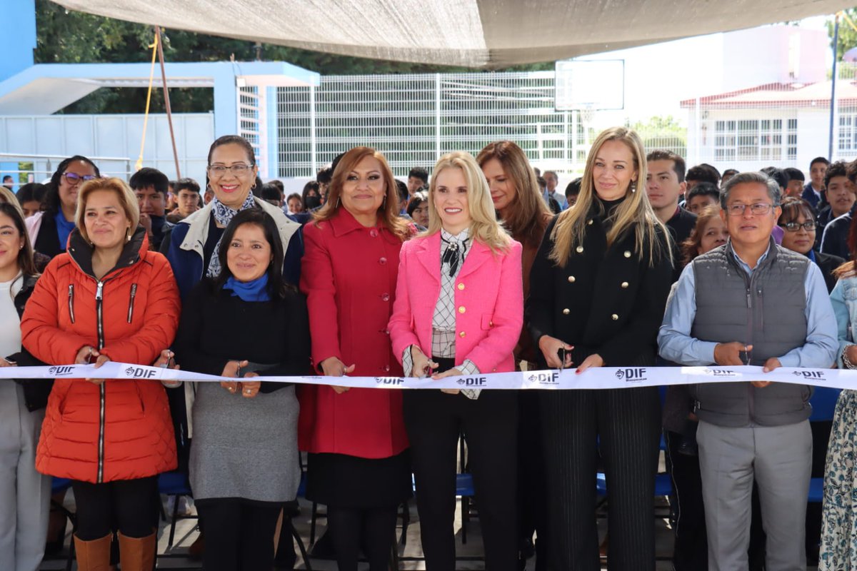 AjedrezPolitiko's tweet photo. La presidenta municipal @RominaCDV  acompañada de directivos de @HuixquiDIF  Gobierno Municipal y Educativas, arrancaron el nuevo ciclo escolar en el Bachillerato DIF. 

“Este es el único municipio que cuenta con un bachillerato, como saben todos son estatales o federales". https://t.co/fvdlPczL2O