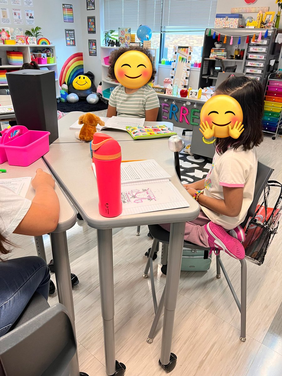 MrsGuerrero's tweet photo. My 3rd graders are rockstars! They did such a good job collaborating with one another to answer their reading responses. Whoever had the mic was the speaker and had the whole tables full attention to voice their opinions. 🤘🏽🎤 #thirdgradegoals #readingrockstars https://t.co/cp1z6Sqt9J