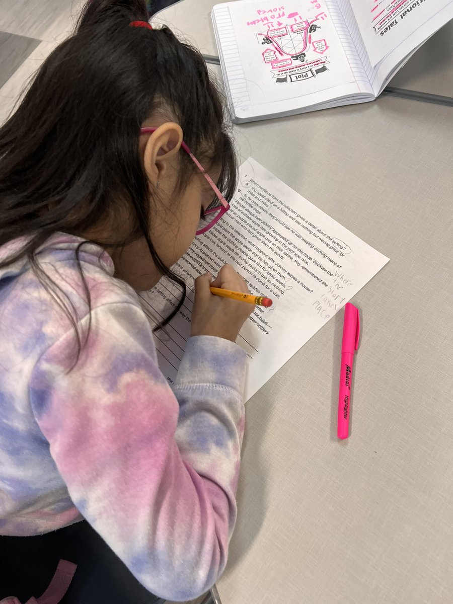 MrsGuerrero's tweet photo. My 3rd graders are rockstars! They did such a good job collaborating with one another to answer their reading responses. Whoever had the mic was the speaker and had the whole tables full attention to voice their opinions. 🤘🏽🎤 #thirdgradegoals #readingrockstars https://t.co/cp1z6Sqt9J