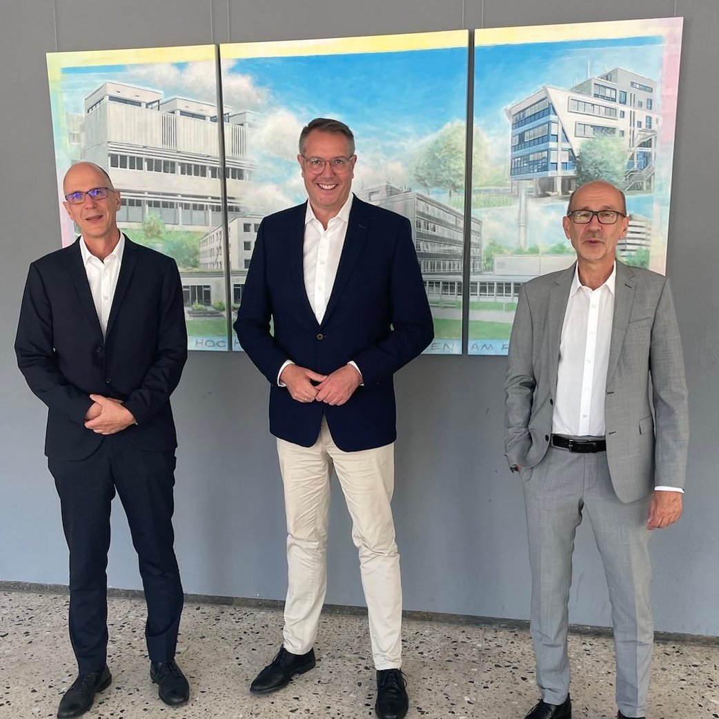 mastd_rlp's tweet image. Minister @Alex_Schweitzer bei der HWG #Ludwigshafen. Die Hochschule ist Partner im Kooperationsnetzwerk der @TransformRLP. Im Rahmen des Projekts &quot;Future Skills&quot; erfahren Teilnehmende, welche Kompetenzen für das eigene Berufsfeld relevant sind &amp;amp; wie sie diese ausbauen können.