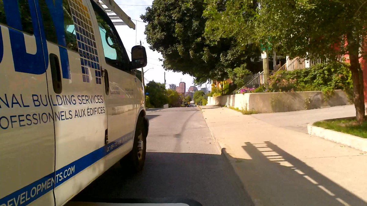 RainFalls2Night's tweet image. @codybuildingsvc are your divers aware when passing a cyclist in Ontario and Quebec, they must maintain a minimum distance of one metre? #OttBike #OttVelo #VeloGat