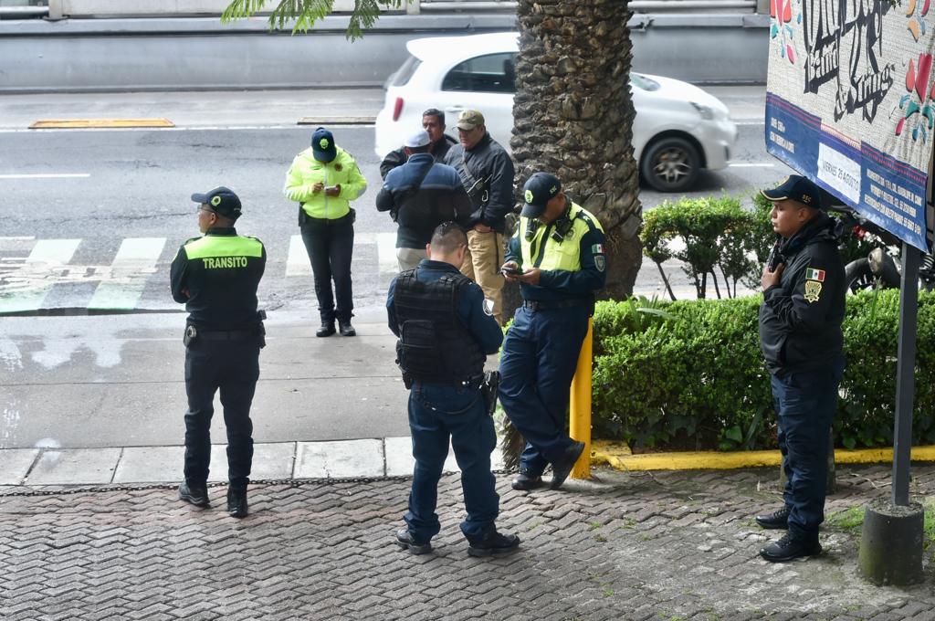 #LlamadaEnérgica a <a href="/OHarfuch/">Omar H Garcia Harfuch</a> 
Estoy por empezar conferencia de prensa y de pronto irrumpen 3 elementos de <a href="/OVIALCDMX/">OVIAL_SSCCDMX</a> en el restaurante haciéndose pasar por  reporteros y, además, afuera del lugar tenemos once personas vigilando entre uniformados y civiles. ¡UN ACTO INTIMIDATORIO!