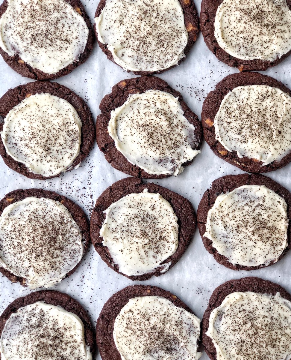 🍪🖤🍦 What is a blend of rich black cocoa, Oreo cookie crumbs, smooth white chocolate, and velvety vanilla frosting? Our cookies &amp; cream cookie, of course! 

We ship nationwide, order a batch like this 📸 now at schmackarys.com