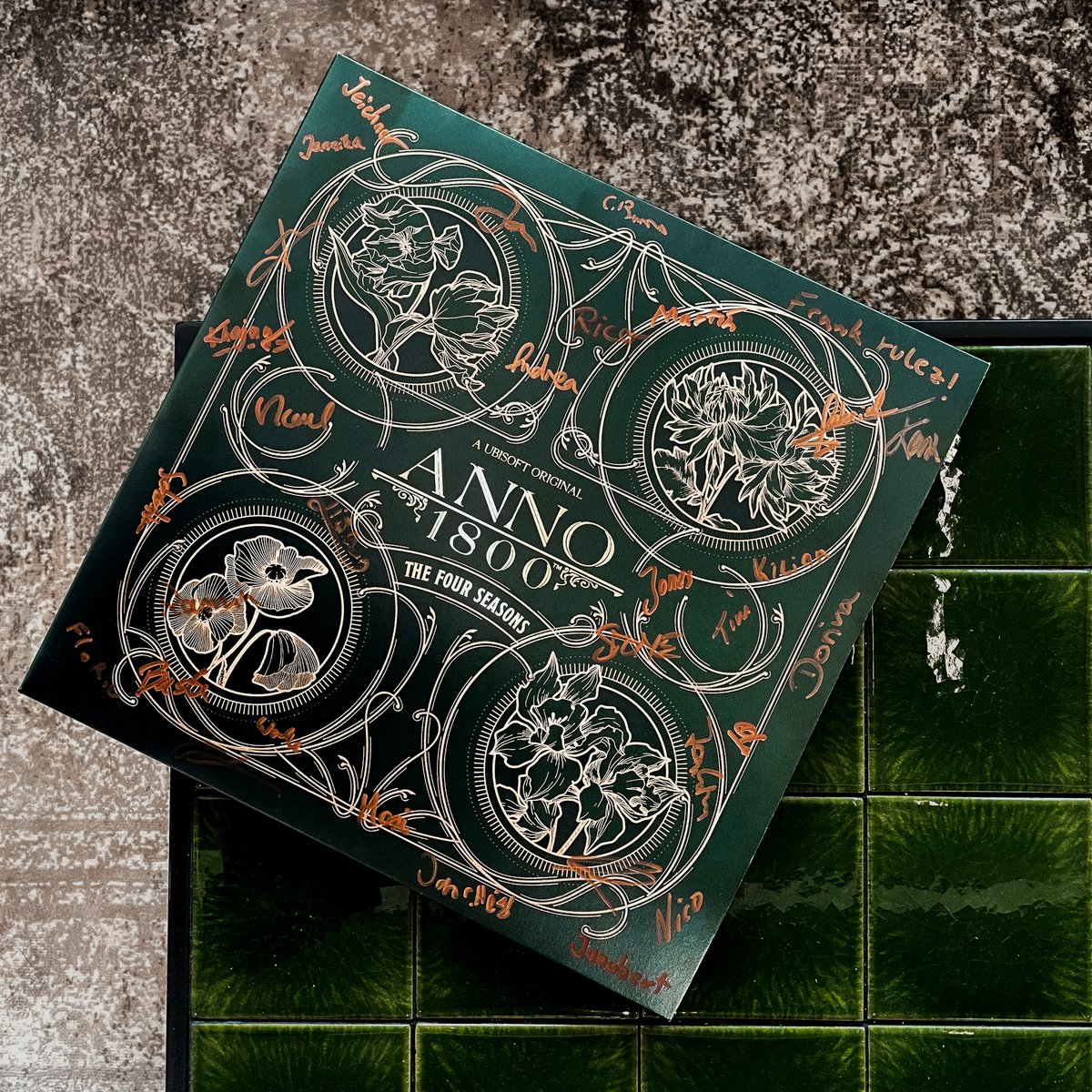 ANNO_EN's tweet image. 🎁 GIVEAWAY 🎁

From today until August 30, try to win unique Anno 1800 vinyls, signed by the production and development teams! 💿
The rules are simple: just RT this post 🔃

Give it a try! 😉

See comment below to find out more about the applicable rules and privacy notice