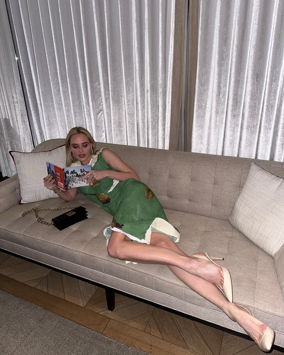 AlaHausse's tweet photo. #HAUSSEPEOPLE 
Wednesday Series No.87:  @innesdudakova gives us the perfect date night look her green dress and white heels. 💚
⁠
Today's Hausse Inspo is by Yves Saint Laurent, "Fashions fade. Style is eternal." 
⁠
#springfashion #torontoinfluencers #selllocal #fashionresale https://t.co/OnSqhKUVrh