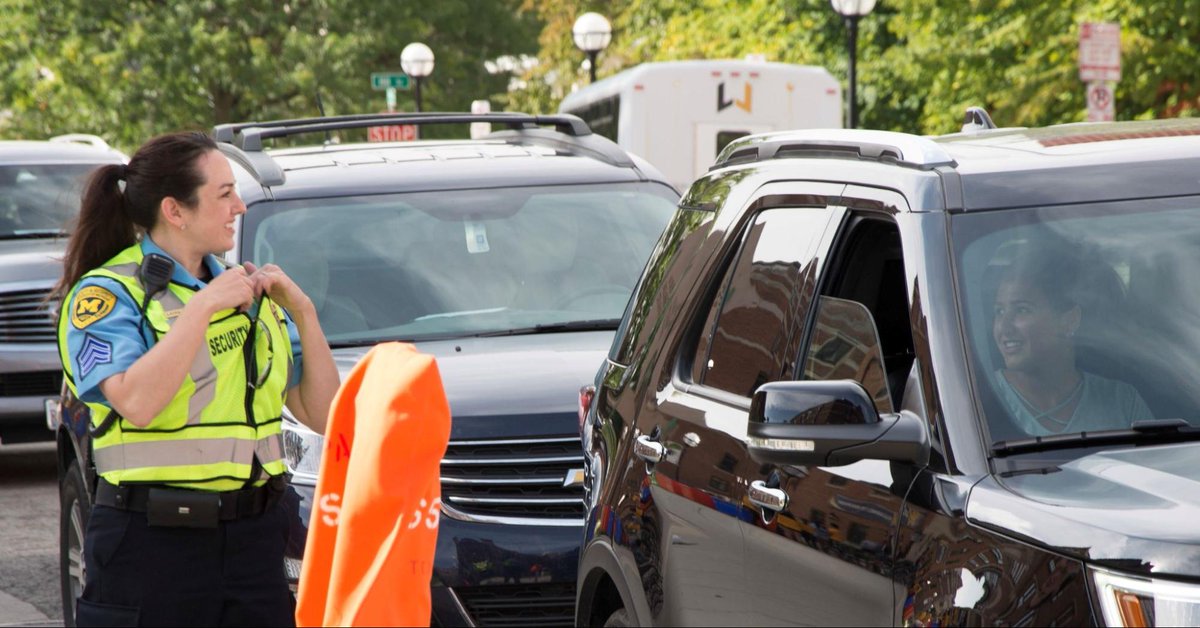 umichdpss's tweet photo. Looking for parking after unloading? Ask one of our officers or staff for directions.
#MoveinhoMe https://t.co/Uun1JzCE1I