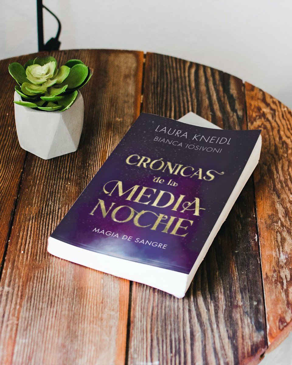 Vuelve al mundo de #LasCrónicasDeLaMedianoche con la segunda entrega #MagiaDeSangre, que reúne a un grupo de jóvenes cazadores para emprender la lucha contra el mal y al hacerlo se juegan no sólo la vida sino también sus corazones. ¡El 7/9 en librerías! rocalibros.com/roca-juvenil/c…