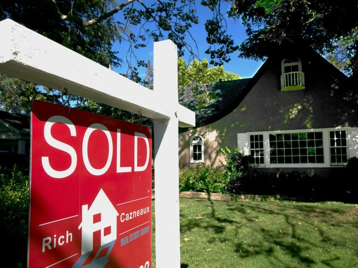 MassucciFinance's tweet photo. New home buyers are having a tough time finding inventory lately. One reason is that homeowners who locked in low mortgage rates are unwilling to sell and give up their current rates. Read more about the state of the housing market: https://t.co/GdkoLX7zpj https://t.co/czQ4TZvMqr