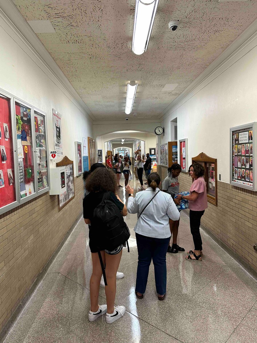 shakerschools's tweet image. The freshmen have arrived! 

They heard a lot today about clean slates - deciding who they want to be as they enter their high school years and what supports are available to achieve that! 

Oh, and where to find their classes. 

#shakerfirstday #shakerrising