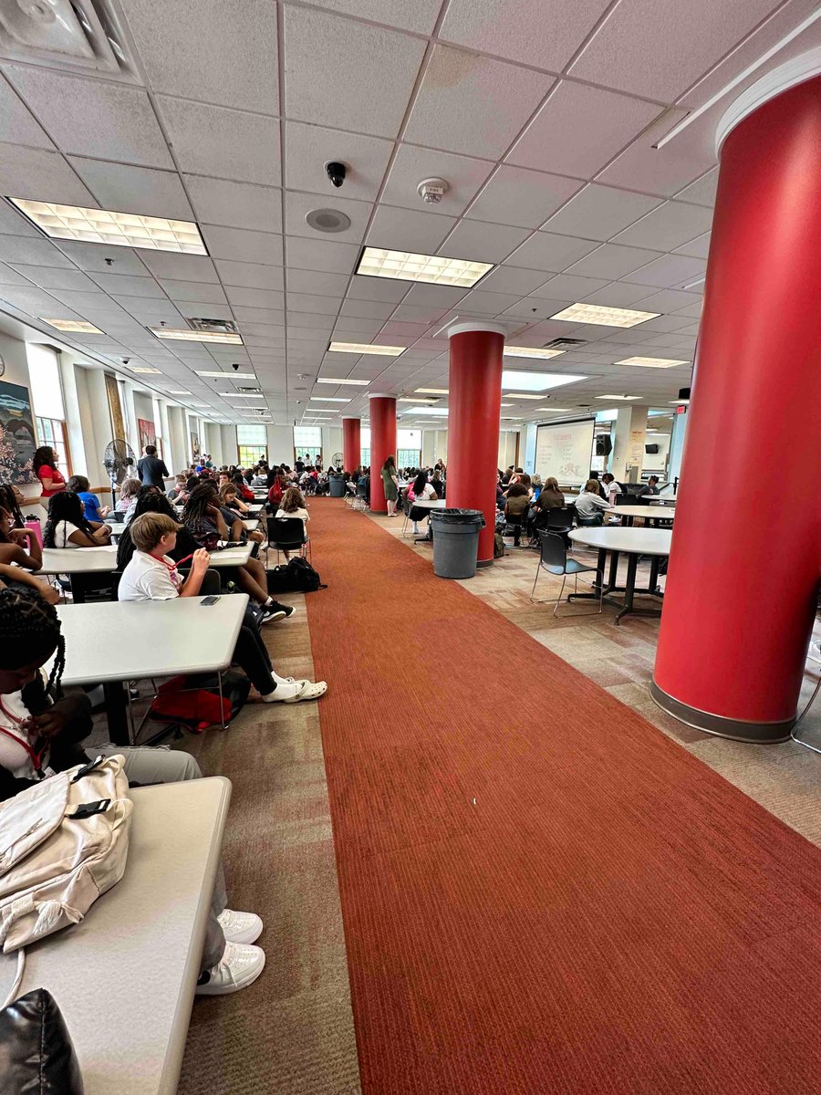 shakerschools's tweet image. The freshmen have arrived! 

They heard a lot today about clean slates - deciding who they want to be as they enter their high school years and what supports are available to achieve that! 

Oh, and where to find their classes. 

#shakerfirstday #shakerrising