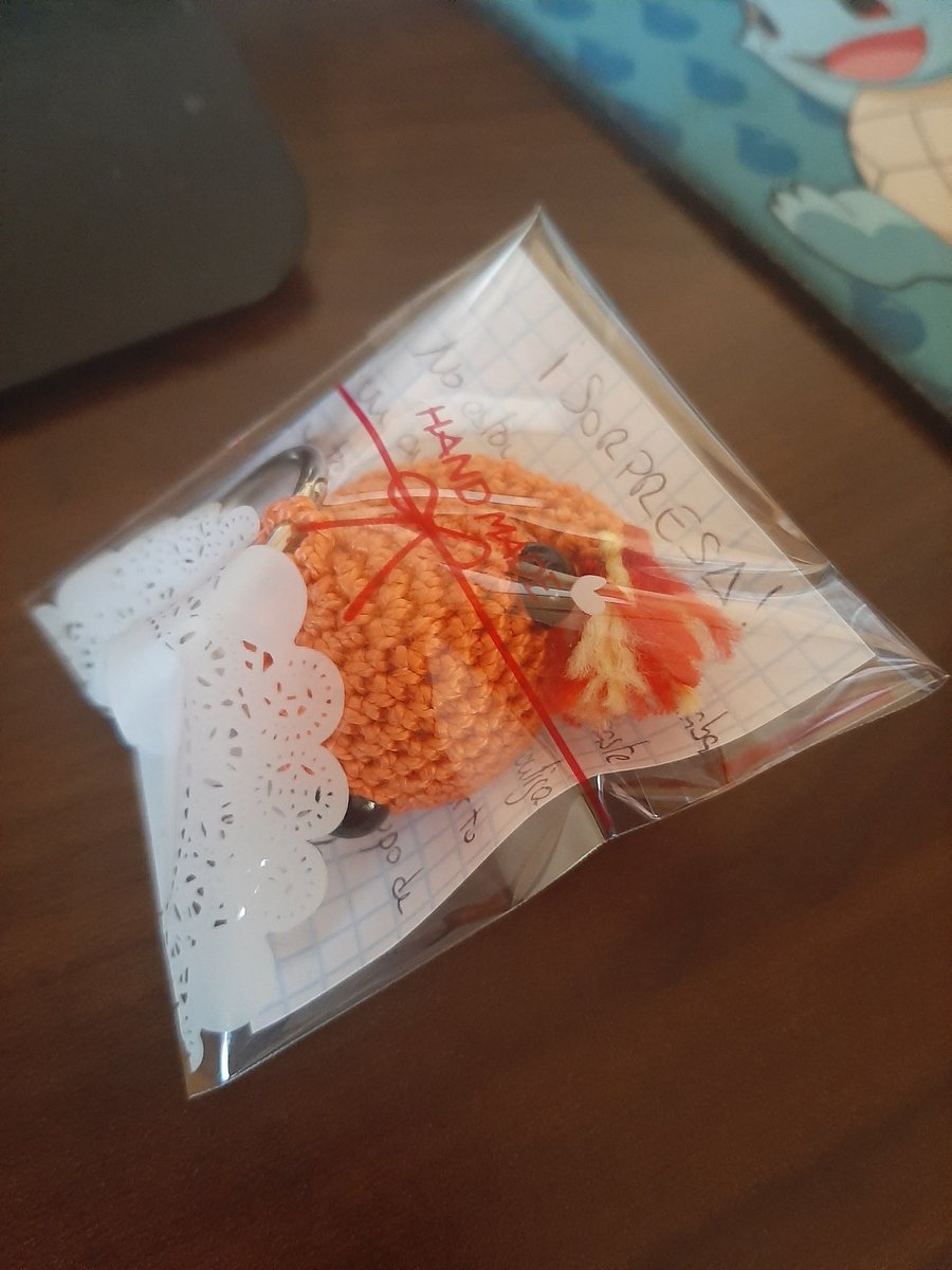 Gmma77's tweet photo. He entrado en un grupo de face donde dejamos regalitos por ahí a la gente.
El eevee fueel primero que dejé con mi hijo XDD estaba más emocionado que yo.
Hoy dejamos un charmander https://t.co/AQ9XfjHn6A