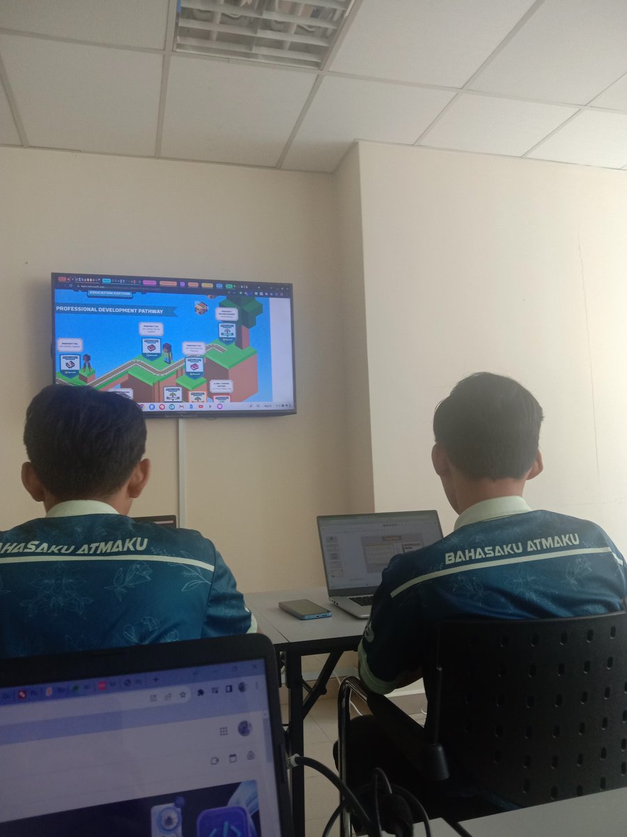 asyhimn's tweet photo. Eager to learn, excited to engage. Stepping into class with curiosity and determination✨
Ready to dive into a world of knowledge!🎓🗃️
#goglobal
#guruipgkbmkontemporari
#GEGPetalingJaya https://t.co/ijqnKDTsh2