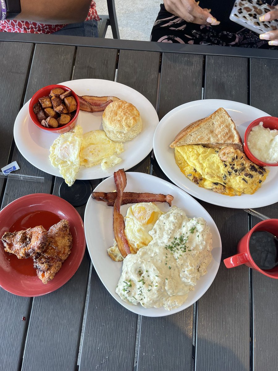 koreyghayes's tweet image. So apparently my mom and twin like brunch…#blessGOD #rubysunshine