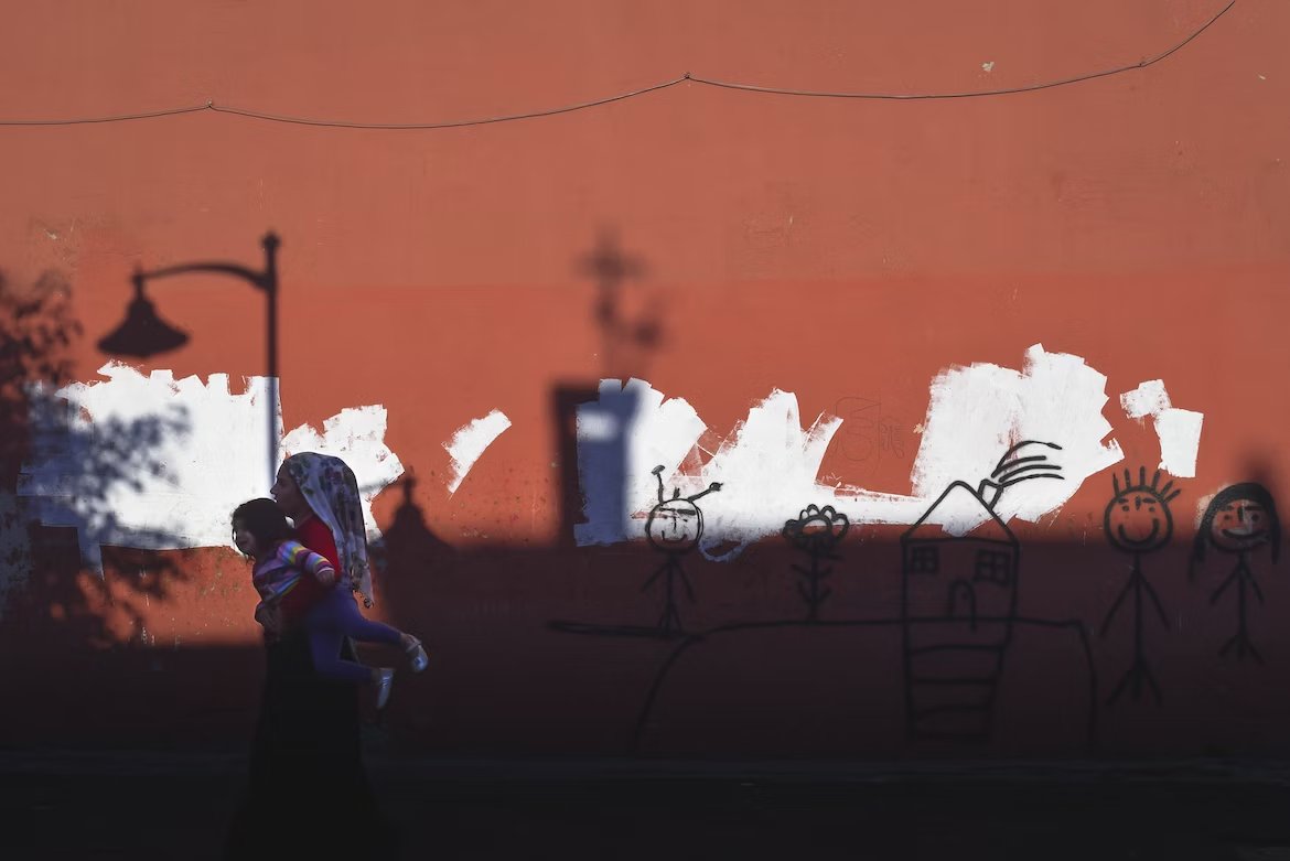 The Robert Schuman Centre (@eui_schuman) on Twitter photo "(...) #beauty serves as a meaning-filled, forward-looking, empowering practice through which #refugees both honour past homes & (re)make home"
👉<a href="/StephAcker/">Stephanie Acker</a> questions why beauty is overlooked in refugee policy and explores its potential
📌bit.ly/3PaLc1v
#TuesdayTopic "(...) #beauty serves as a meaning-filled, forward-looking, empowering practice through which #refugees both honour past homes & (re)make home"
👉<a href="/StephAcker/">Stephanie Acker</a> questions why beauty is overlooked in refugee policy and explores its potential
📌bit.ly/3PaLc1v
#TuesdayTopic