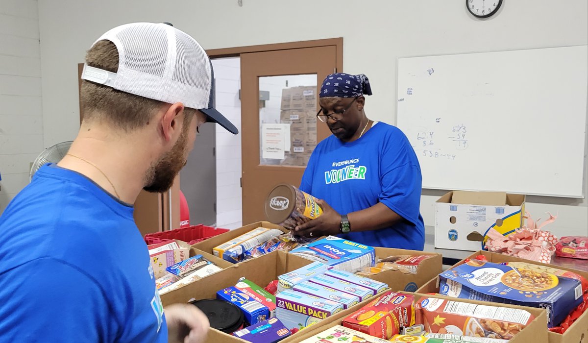 EversourceCT's tweet photo. Ready, set, pack! #TeamEversource sorted through produce and groceries at Gemma E. Moran Food Center that will be distributed to local families. We β€οΈ helping to provide our neighbors with nutritious meals. @UnitedWaySECT https://t.co/KHVNu9bCsw