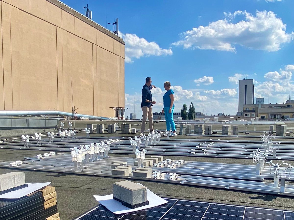 SenWiEnBe's tweet photo. 3. Halt: Der Friedrichstadt Palast
will ordentlich Energie &amp; CO2 sparen, mit Solardach, Wärmepumpe, E-Ladesäulen, u.v.m. Damit das gut klappt, kommt smarte Gebäudetechnik des Neuköllner Traditionsunternehmens (1927) Kieback&amp;Peter zum Einsatz. Große Bühne für die #Transformation https://t.co/xIqx9wMan3