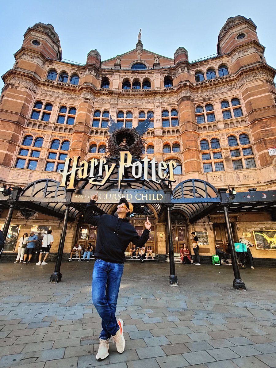 Siddhu style pose .. Harry Potter 
P.C @prathameshparab
#आपलासिध्दू #harrypotter
#siddhumoments #siddharthjadhav #feelings  #peoplechamp  #londondiaries #lovethissong #siddhustyle