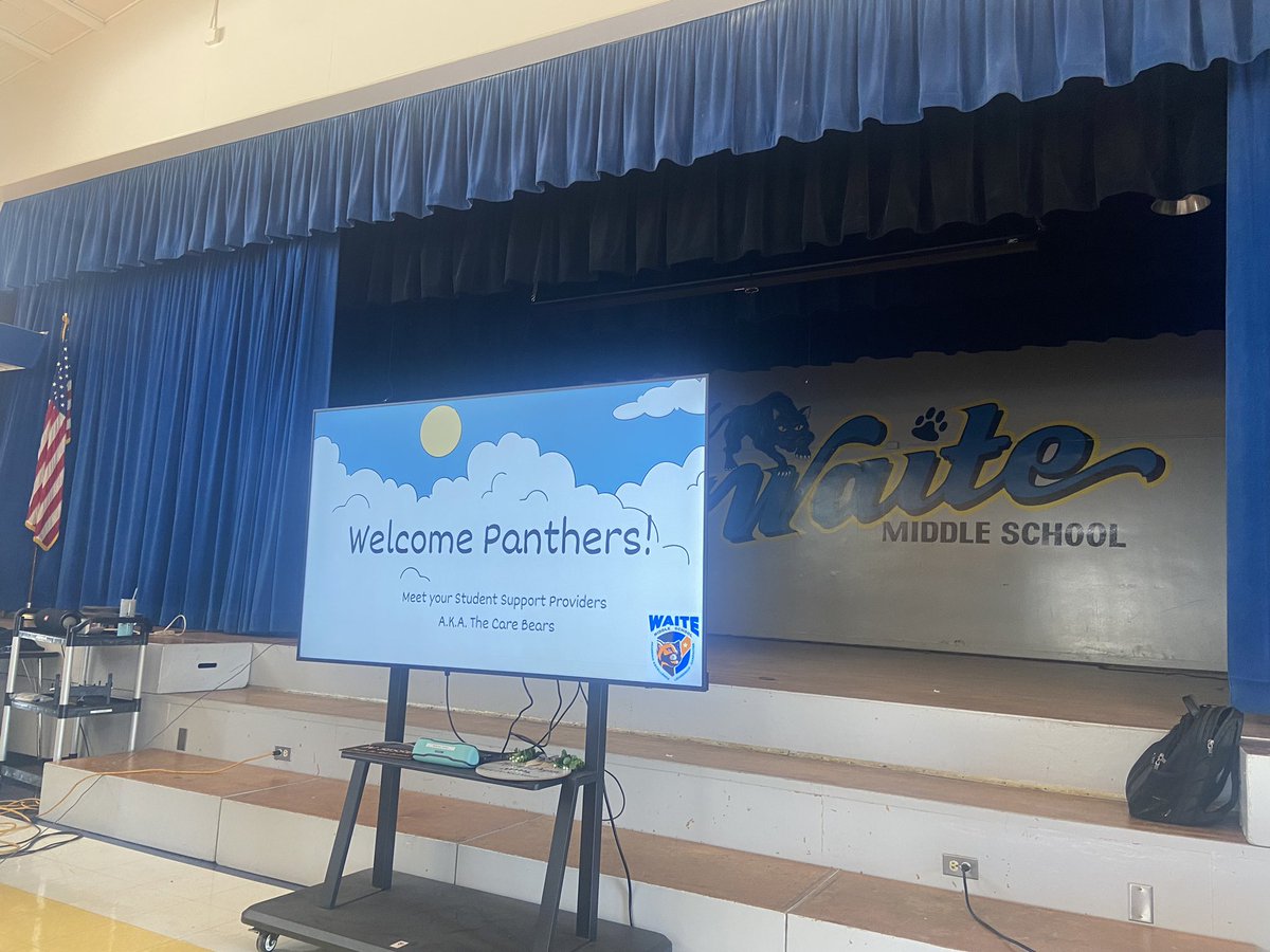 PantherPrincip2's tweet photo. Waite’s Care Bear Team in action! Encouraging students to make good choices! @JessMedranoEdD @nlmusd https://t.co/VliLEWV6Hc