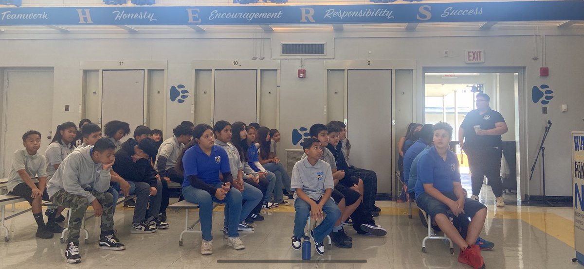 PantherPrincip2's tweet photo. Waite’s Care Bear Team in action! Encouraging students to make good choices! @JessMedranoEdD @nlmusd https://t.co/VliLEWV6Hc