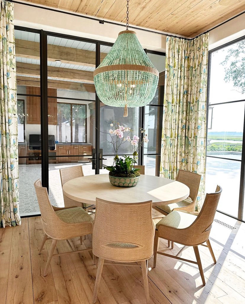 roshambeaux_'s tweet photo. We are LOVING this over-the-top gorgeous breakfast room designed by Jeanie Beth Baxter of MBP Designs @mbpdesigns featuring our Orbit 30" Beaded Chandelier 😍🤍✨

 #roshambeaux #rsblove #lighting #beadedchandeliers #chandelier #customlighting #lighting #interiordesign #inte https://t.co/nbtu5O9n9G