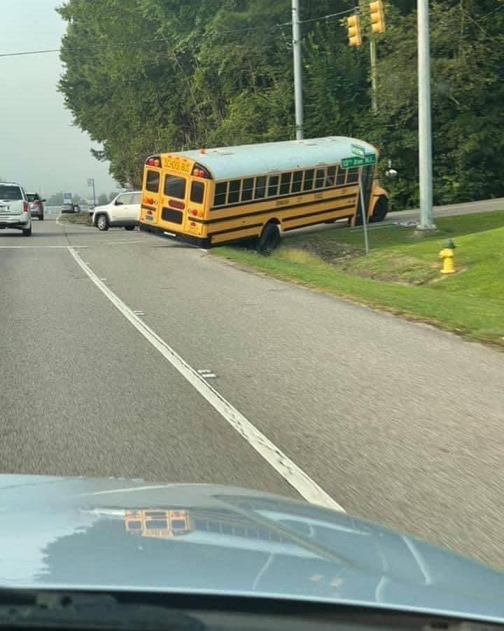 Jameca2011's tweet photo. Them: Girl they paying $50 an hour to drive busses!!! 

Me on my first day: https://t.co/5rx32Rgf7U