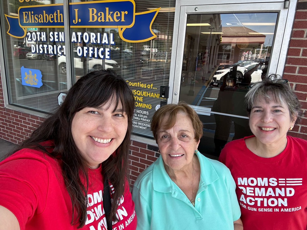 Yesterday PA ⁦@MomsDemand⁩ volunteers met w/⁦@SenLisaBaker⁩ to deliver postcards/letters & discuss giving HB1018 & HB714 a hearing in her judiciary committee. Grateful for her time & optimistic about these lifesaving bills. #PAGunSafetyEra #paleg #keepgoing