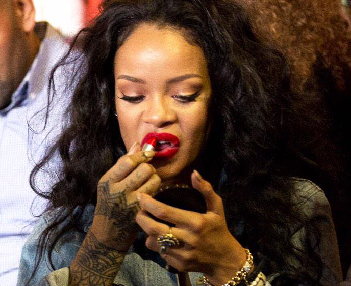 muito bom ser fã da Rihanna, pois ela não faz distinção entre fazer show na Europa ou na América do sul: ela simplesmente não faz show em lugar nenhum porque fica emprenhando direto e desistiu da música!